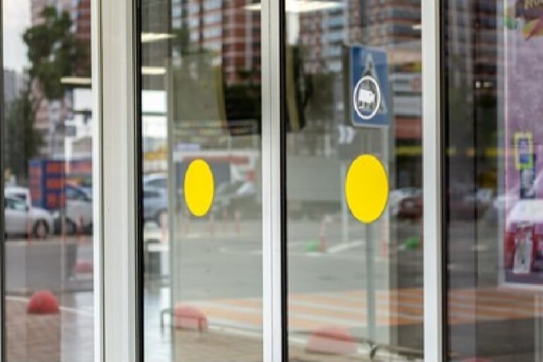 Es obligatorio instalar puertas automáticas en los comercios